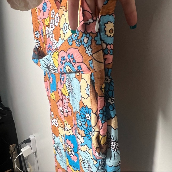 Dodo Bar Or jumpsuit floral Size L but will only fit a 6-4 Vneckline plunge back - Picture 7 of 16